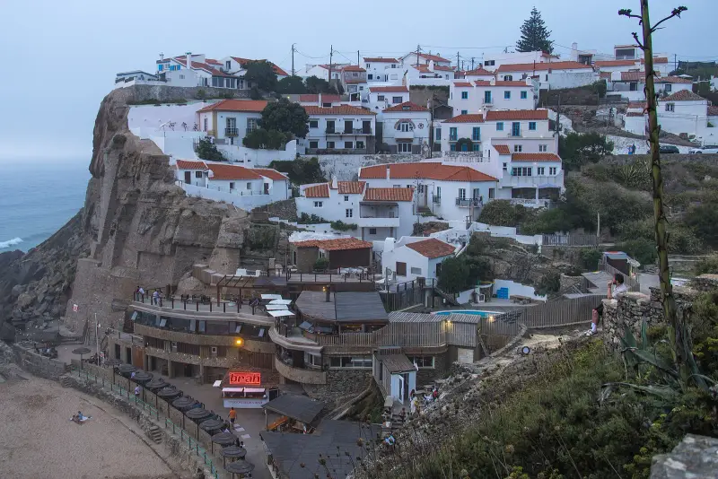 Casas brancas das Azenhas do Mar no alto da falésia