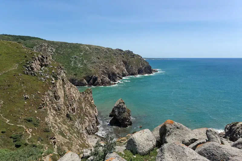 Arribas do Cabo da Roca sobre o mar azul