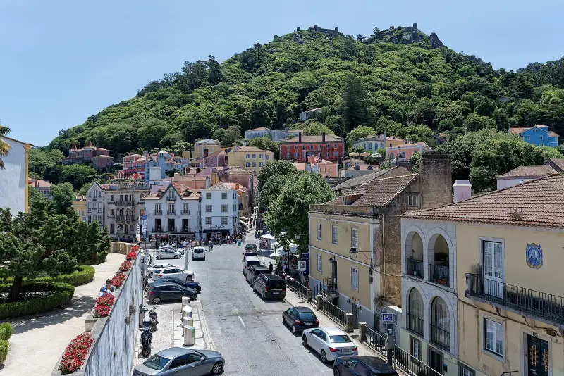 Vila de Sintra com a serra e o castelo ao fundo