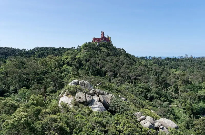 Palácio da Pena no alto da serra coberta de mata