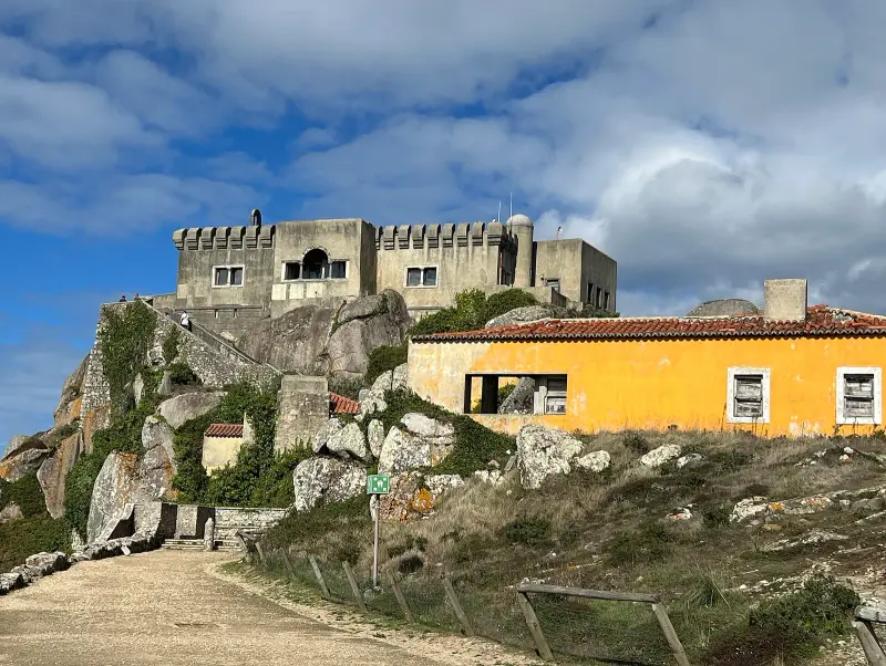 Santuário da Peninha no alto da serra de Sintra