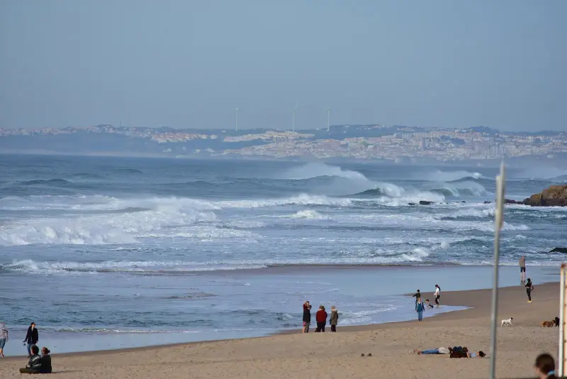 Praia Grande de Colares com ondas e banhistas