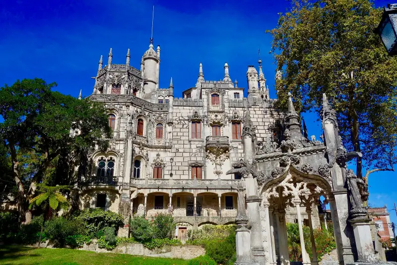 Palácio da Quinta da Regaleira entre a vegetação