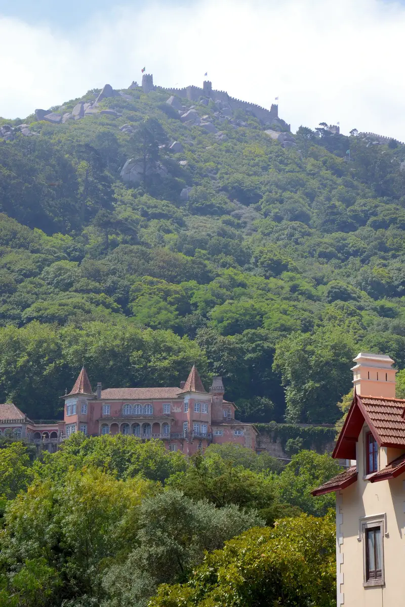 Mata da serra de Sintra com um palacete entre as árvores