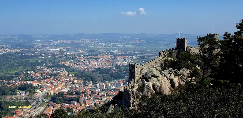 Muralhas do Castelo dos Mouros sobre a vila de Sintra
